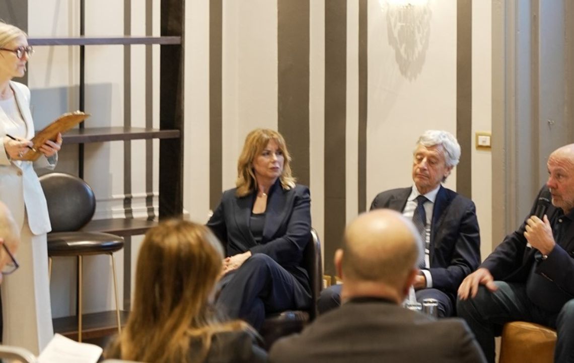 Monica Leoffreddi insieme a Nicola Colacurci e Luca Mencaglia, Presidente Fondazione PMA e componente del tavolo del ministero della salute su prevenzione e cura della fertilità